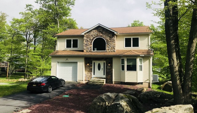 STUNNING LAKEFRONT HOUSE POCONO - SLEEP 11, WIFI, NETFLIX, LAKE ACCESS + BOAT