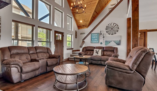 Stunning Lakefront Lodge on Indian Point! 5 BR, 4BA! Bring the Whole Family!