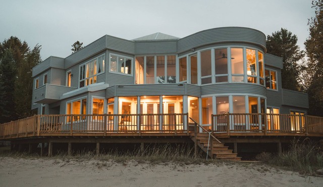 Stunning Lakefront Retreat with Private Beach, sleeps 12 people!