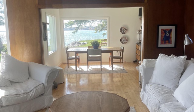 Stunning Lakefront Retreat 1 Hr from Toronto