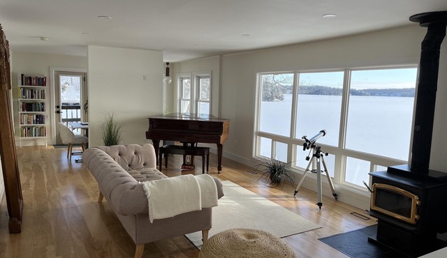 Stunning Lakefront Retreat: Relax & enjoy endless day-tripping possibilities!