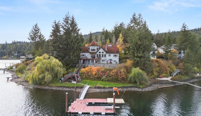 Stunning Lakefront Stay! Hot Tub, Private Dock, Pet-Friendly, BBQ, Large Patio, Scenic Lake Views