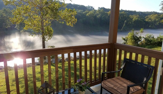 Stunning Lakefront! Stunning View! Pet Friendly! Superior furnishings, NO fees!