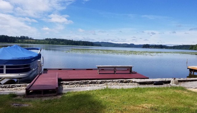 Stunning lakefront w-dock Silver lake to Mt St Helens No Pets-No Exceptions!