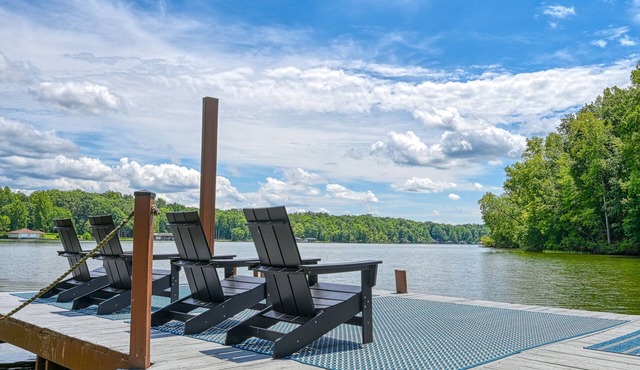 Stunning lakefront house with view, Free Wifi and secluded swimming area