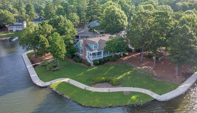 Stunning Lakefront Views of Lake Oconee from every window