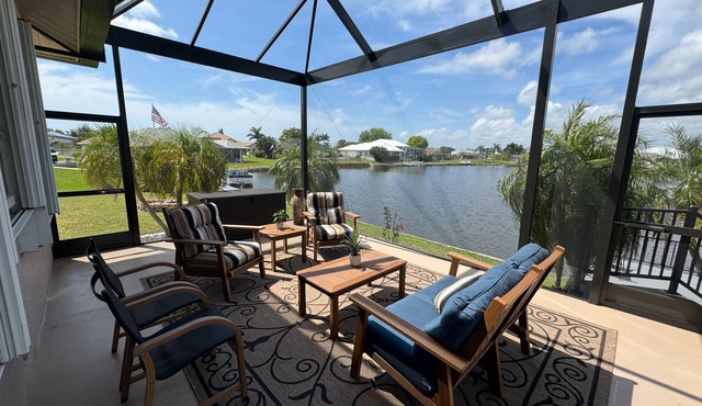 Stunning Lakefront Villa - 4 bedrooms, huge screened lanai near Punta Gorda, FL