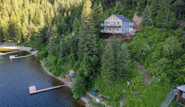 Stunning lakefront views in a serene and relaxing cove on Deer Lake.