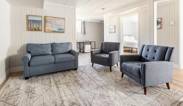 Stunning Lakeside Retreat with Sunroom, Wifi, Private beach and endless Sunsets!