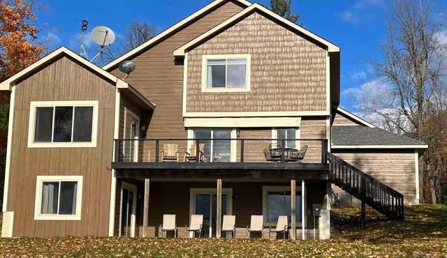 Stunning lakeside cabin-100 ft of private, stair-free shoreline-3,000 acre lake