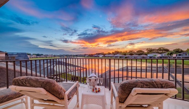 Stunning lakeside location 2 king masters , games room, hot tub 4 miles Disney.