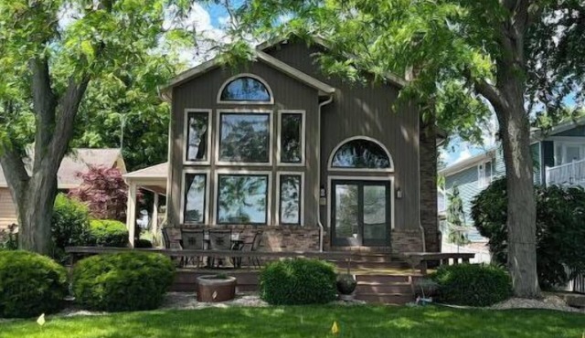 Stunning Lakeside Retreat!