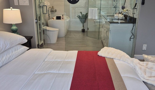 Stunning Lakeview King Suite Free Breakfast