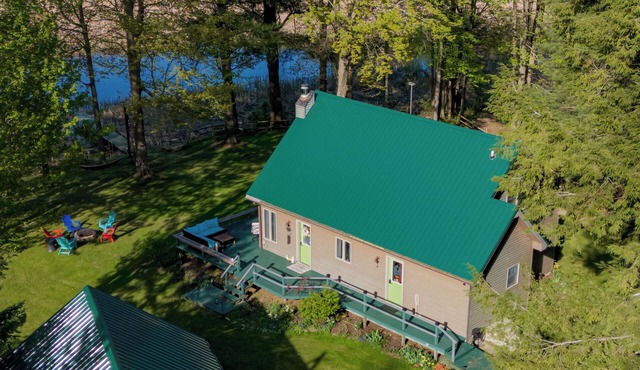 Stunning Lakeview Home: 2BR+Loft, Kayaks, Fire Pit & Shaded Yard – Pet Friendly!
