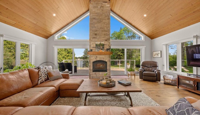Stunning Lakeview Cottage