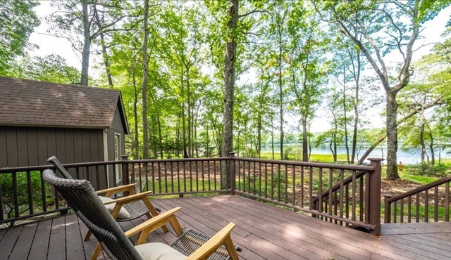 Stunning Lakeview Getaway