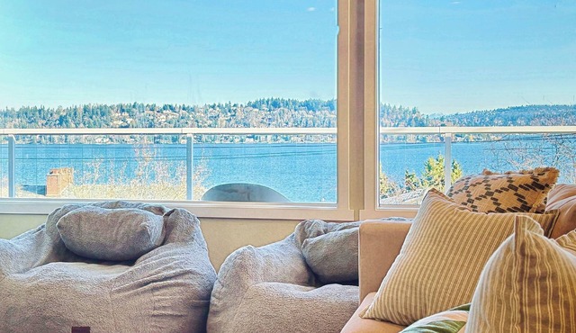 Stunning Lakeview with balcony, 6min lightrail, 10min airport, walk to trailhead