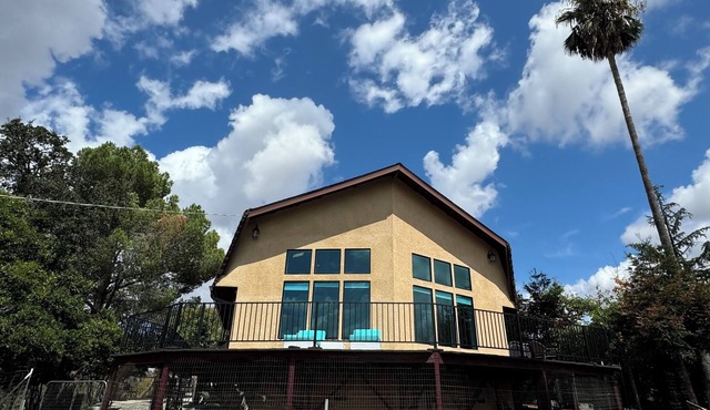 Stunning large 3-bedroom house in lovely Red Bluff with AC, WiFi