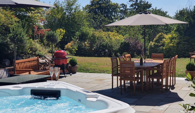 Stunning Large 5 Bed House, Hot Tub, Views!