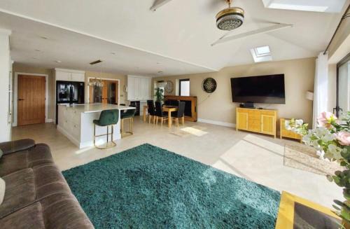 STUNNING LARGE GROUP 5 Bedroom House