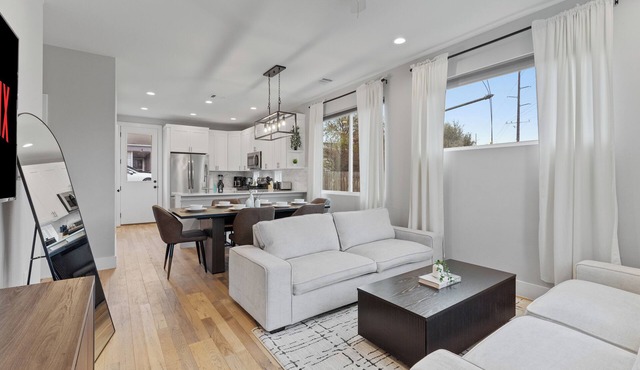 Stunning Location - 5 Mins to DT & UT! - 3 BR Gem