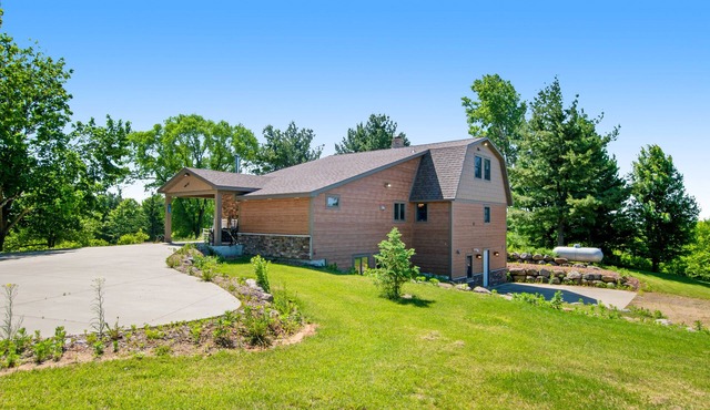 Stunning lodge with game room, balcony, central AC & washer/dryer