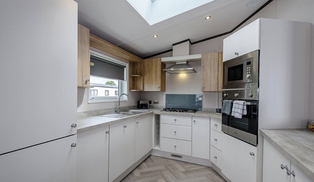 Stunning Lodge with one double with ensuite shower and two twin.