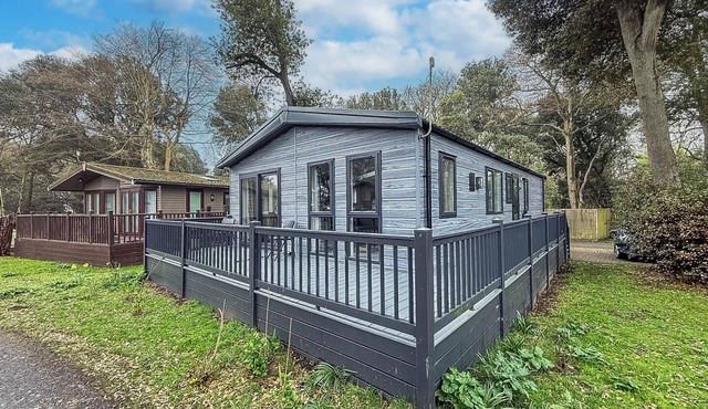 Stunning lodge with large decking at Azure Seas in Suffolk ref 32109OG