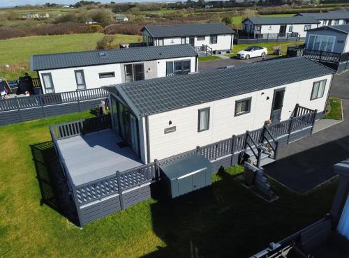 Stunning Lodge with sea and country views, sleeps 6