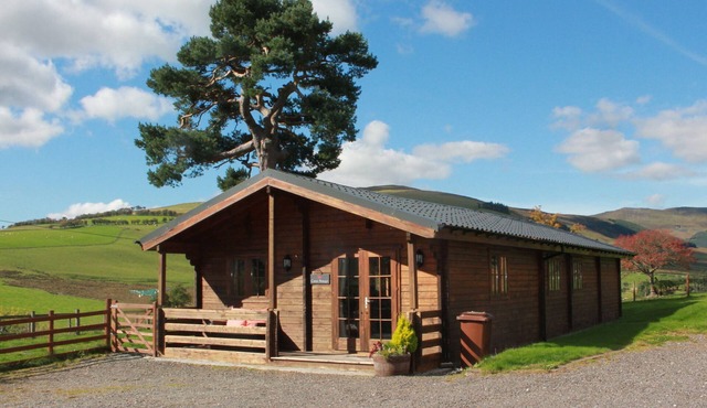 Stunning log cabin Berwyn with private Hot Tub