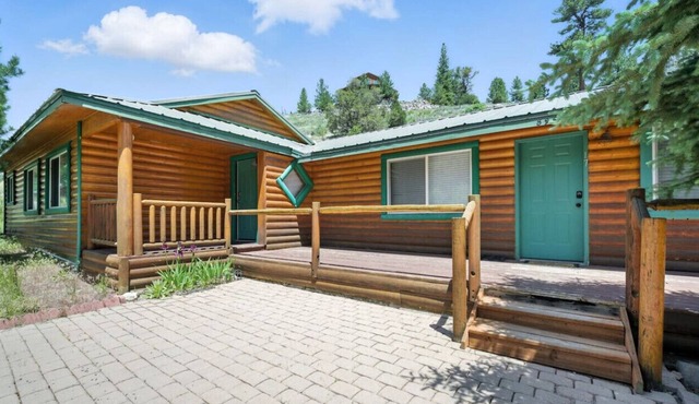 Stunning Log Cabin Close to Panguitch Lake