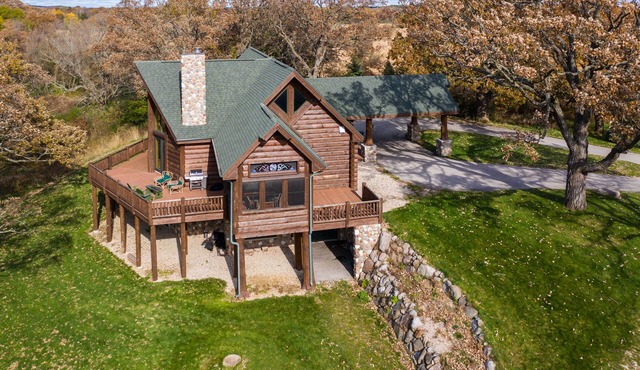 Stunning Log Cabin Getaway Near Lake Beulah *Pool Table*Grill