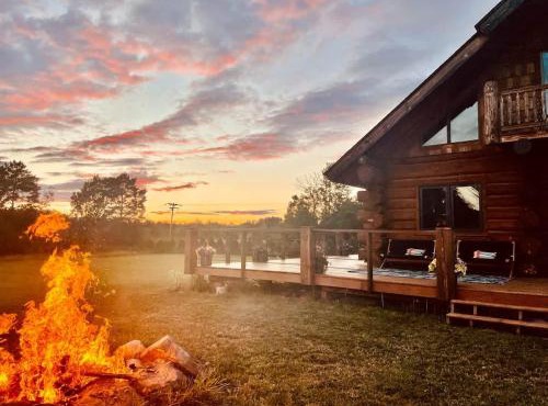Stunning Log Cabin Getaway at The Hannu Haus