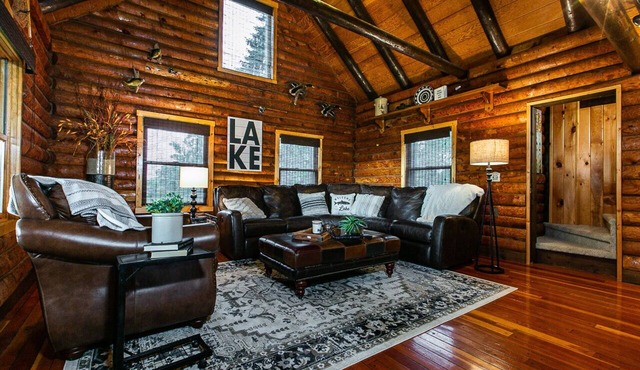 Stunning Log Cabin with amazing views at Apple Canyon Lake, Perfect Location