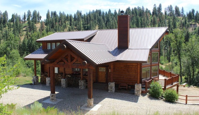 Stunning Log Cabin w/Hot Tub, 3 Kings+ 4 BRms & loft - 2 flat screen TV's