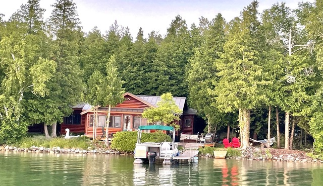 Stunning Log Cabin + Bunkhouse on Grand Lake w/kayaks