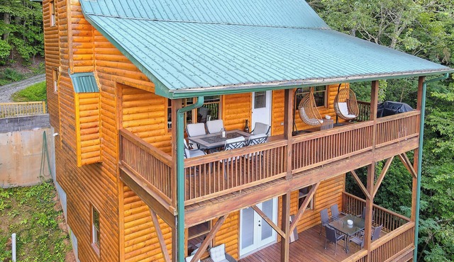 Stunning Log Cabin w/Mtn. Views min. from Downtown Clayton, GA! Dog Friendly
