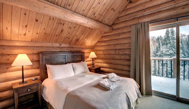 Stunning Log Chalet - Private Hot Tub, Pool Table, Fireplace