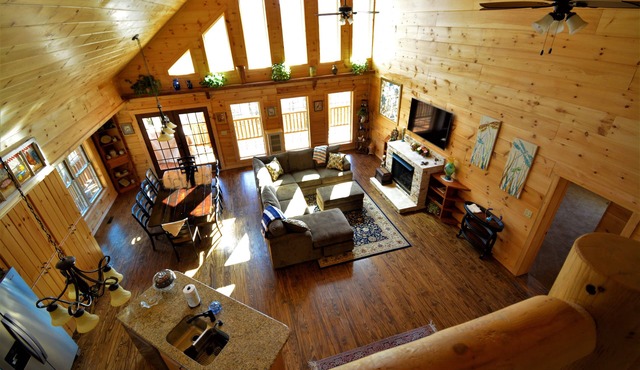 Stunning Log Home, 6 bedrooms, 5.5 baths, sleeps 11 on 10 secluded acres