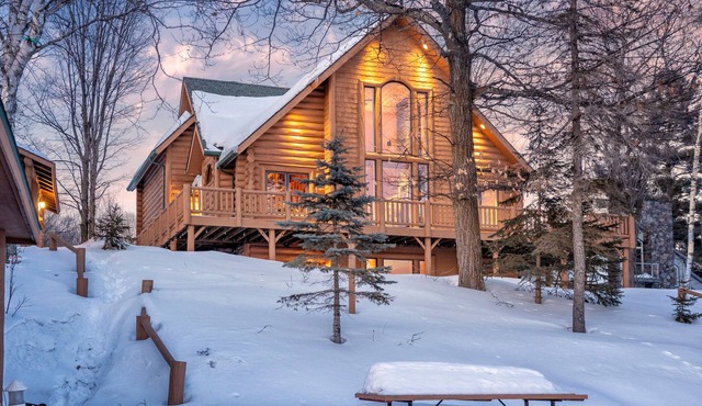 Stunning log home on Pike Lake with many amenities. Perfect for larger groups
