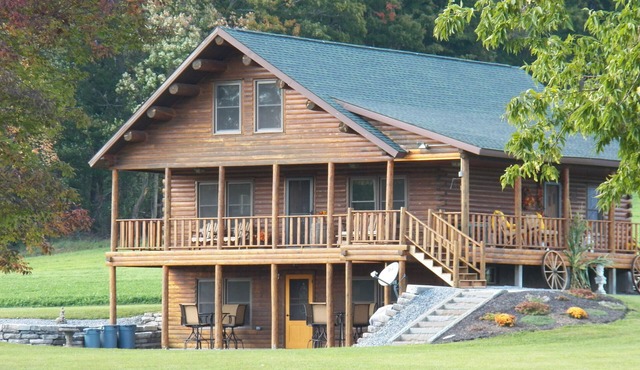 Stunning Log Home on Private Lake- Country at its best