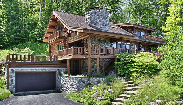 Stunning log home near Leland with spectacular views. Hot tub. A/C.