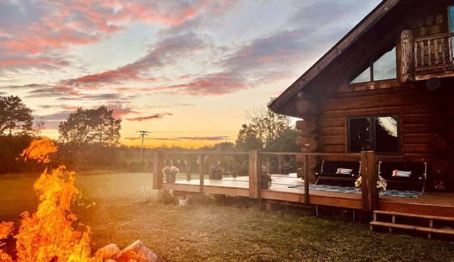 Stunning Log Cabin Getaway at The Hannu Haus