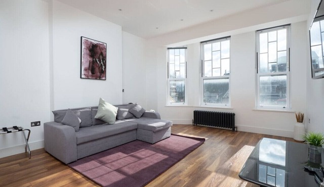 Stunning London Home - Newly furnished (MHB352)