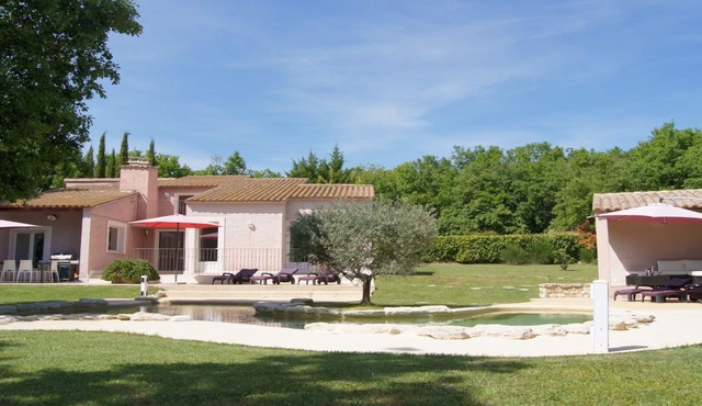 Stunning Luberon views, south facing villa, private pool, fully air conditioned.