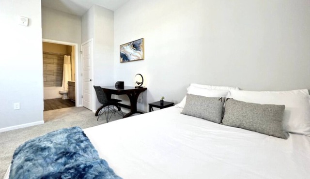 Stunning Lux Apt design w/pool & Cincinnati view