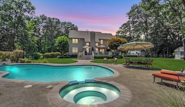 Stunning Luxury Private Oasis, Pool, BBQ, Jacuzzi & Fire Pit 6 min to Six Flags