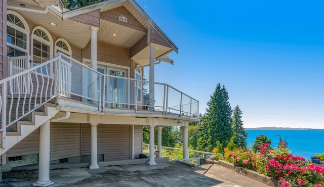 Stunning & luxurious dog-friendly water-view home with private beach access