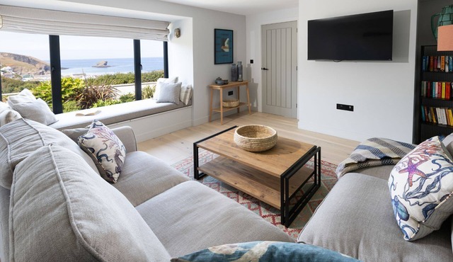 Stunning & Luxurious Family Home Overlooking The Beach With Hot Tub