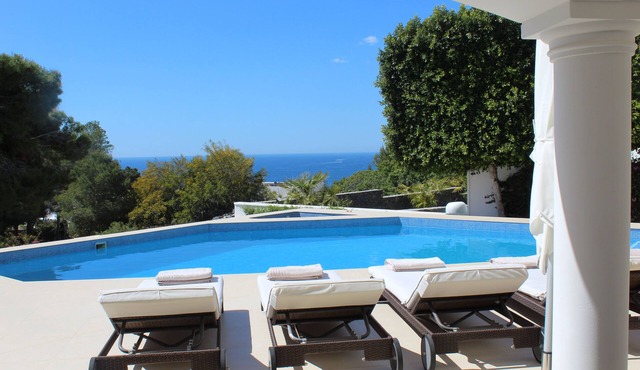Stunning Luxurious Villa 5 minutes' walk from El Portet beach with Sea Views